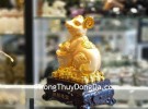 Tượng chuột vàng ôm nén vàng TM010