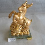 H071 150x150 Dê vàng nguyên bảo, đế thủy tinh  dê tụ tài H071G