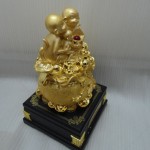 k0282 150x150 Gia đình khỉ vàng trên túi vàng  đời đời vượng tài K028M