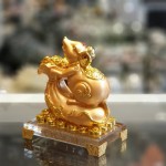 tm023 chuot vang tui vang de thuy tinh 2 150x150 Chuột vàng trên túi vàng TM023